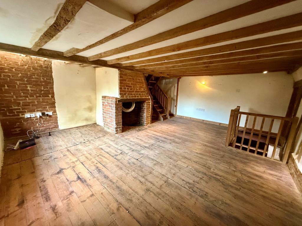 Lot: 20 - ATTACHED PERIOD COTTAGE WITH PLANNING - Bedroom one